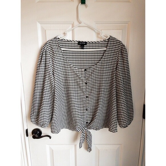 A Byer Women’s Plaid Crop Top size L - Picture 5 of 6